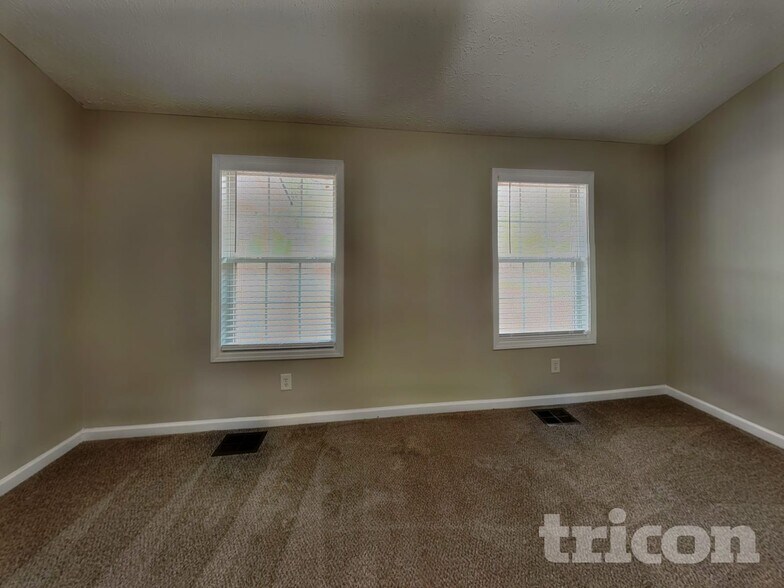 Building Photo - 202 Larson Ln