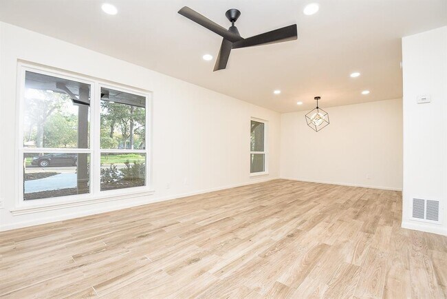 Building Photo - 1010 Woodchurch Ln