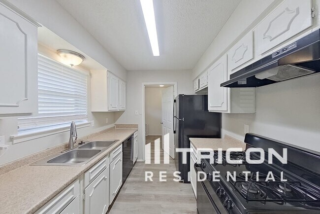 Building Photo - 1221 Aldenwood Dr