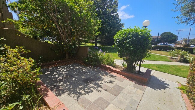Building Photo - Gorgeous Remodeled 3bed 3bath 2 car garage...