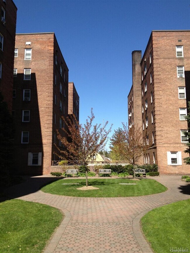 Primary Photo - 60 Locust Ave