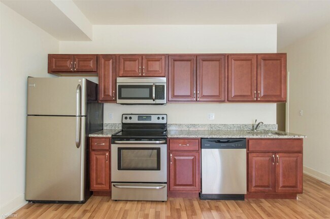 Building Photo - 2 br, 1 bath Triplex - 1501 MASTER ST Unit...