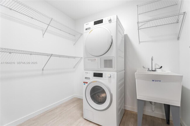 Building Photo - 1000 Brickell Plaza