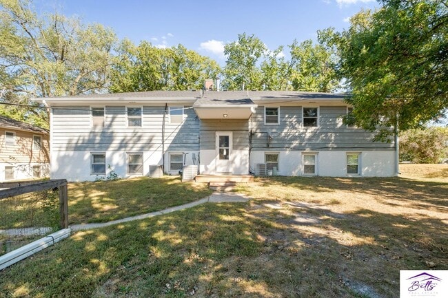 Building Photo - 601 Oak St