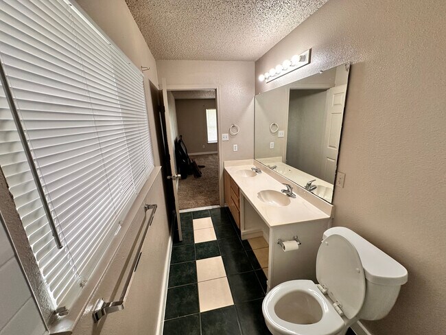 Building Photo - Room in Single Family Home on Heyerdahl Dr