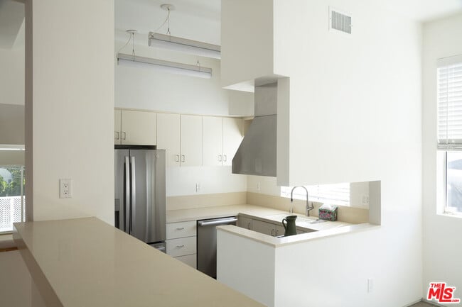 Building Photo - 444 W Avenue 37