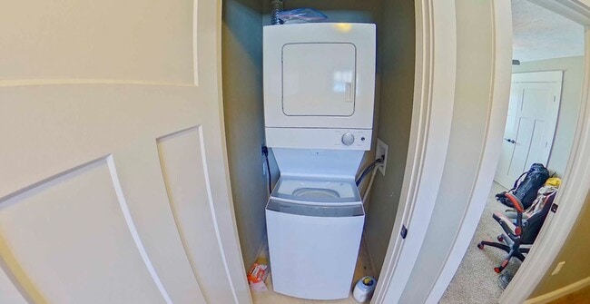 Building Photo - Cute West Side Home W/ Two Car Garage + Fenced In Yard + Rooftop Balcony! Available June 4th!