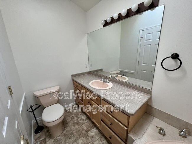 Building Photo - 1312 NE Tucson Way