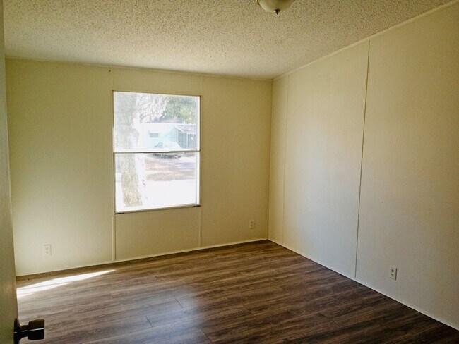 Building Photo - 3 Bed 2 Bathroom Single Family