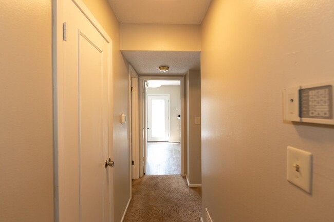 Building Photo - 2 bed 1.5 bath townhome located in the Mil...