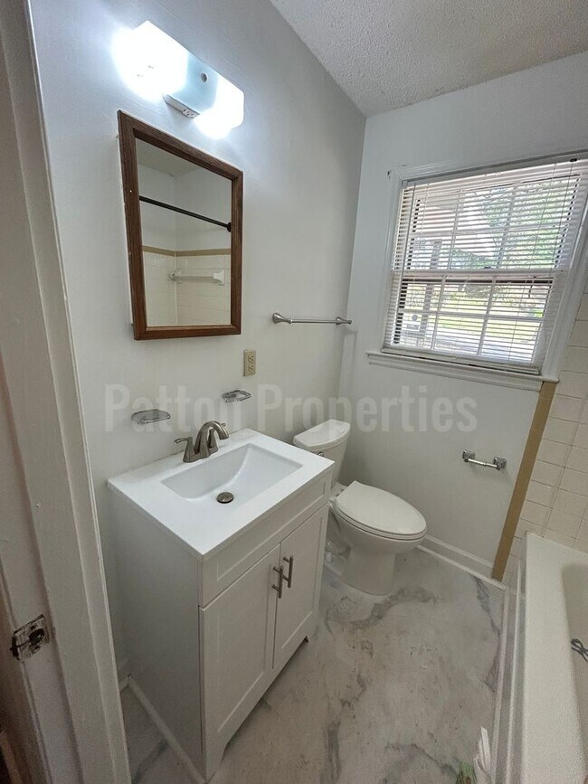 Building Photo - Barony Home