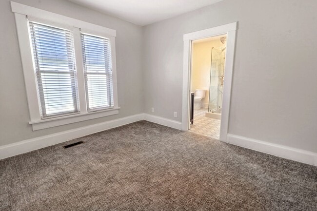 Building Photo - 916-918-918 Harrison Ave