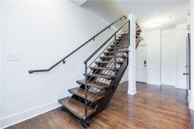 Building Photo - 1221 Caroline St NE