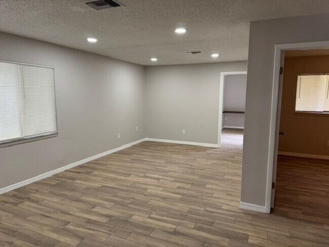 Building Photo - Spacious 3BR/2BA Duplex – Fresh Remodel, P...