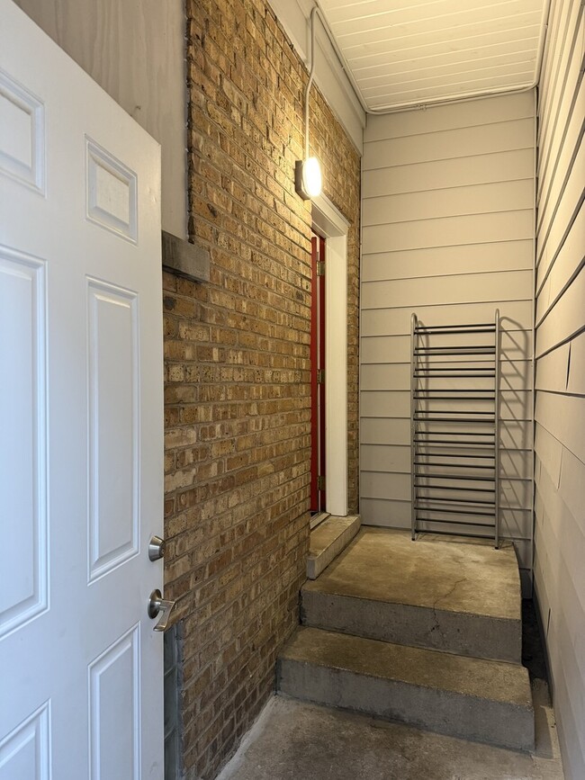 Building Photo - 1172 S Grove Ave