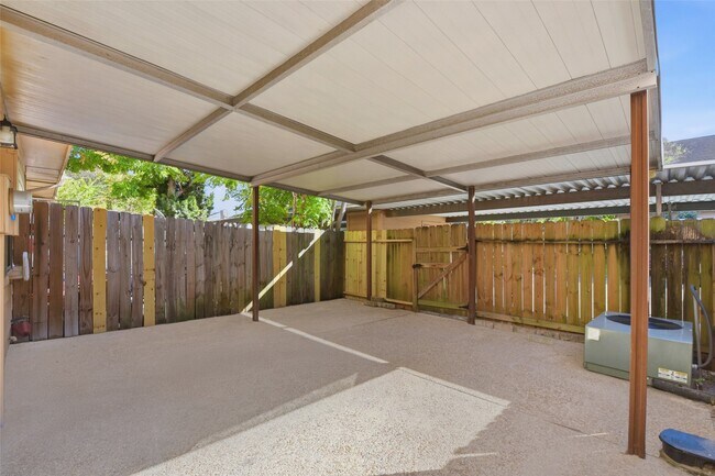 Building Photo - 7700 Creekbend Dr