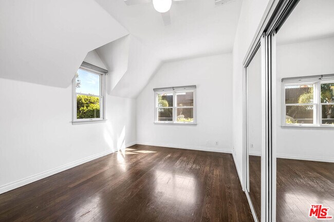 Building Photo - 6457 Surfside Way