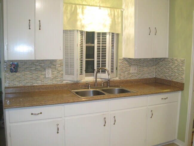 Building Photo - 612 Stetson St