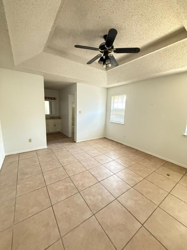 Building Photo - 108 N Mina De Oro St