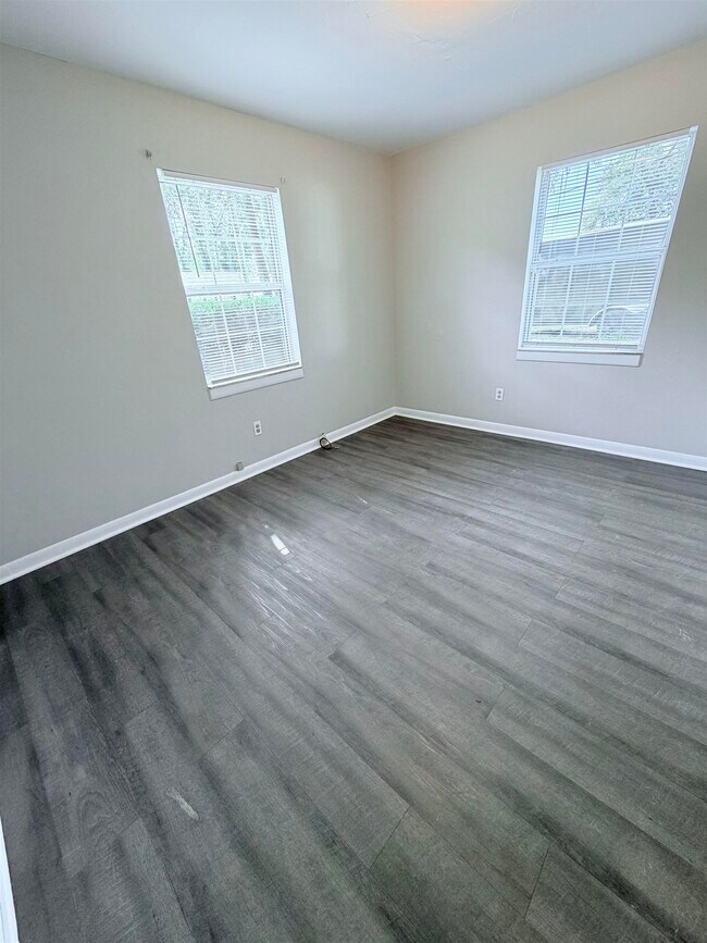 Building Photo - 4830 Ruthenia Rd