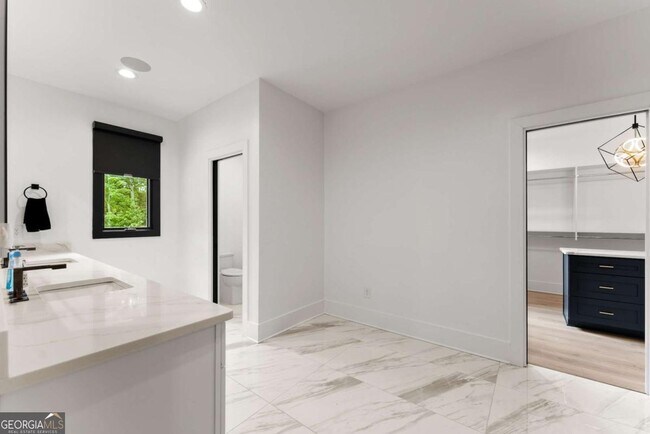 Building Photo - 151 S Pointe Dr