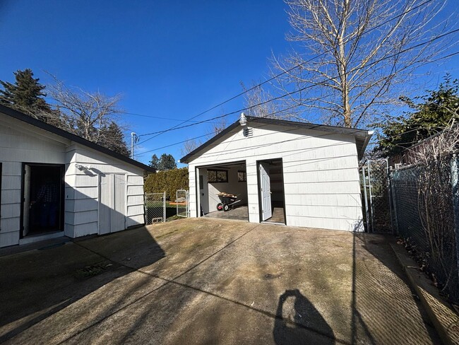 Building Photo - Newly Updated 3 Bedroom Home in SE Portland