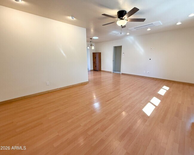 Building Photo - 710 E Hermosa Dr