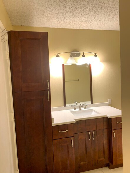 Building Photo - 455 Alt 19
