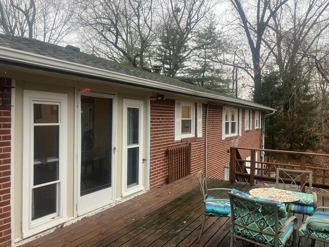 Building Photo - Fully furnished three bedroom for short term