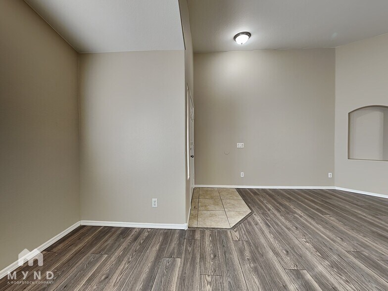 Building Photo - 1034 E Saddle Way