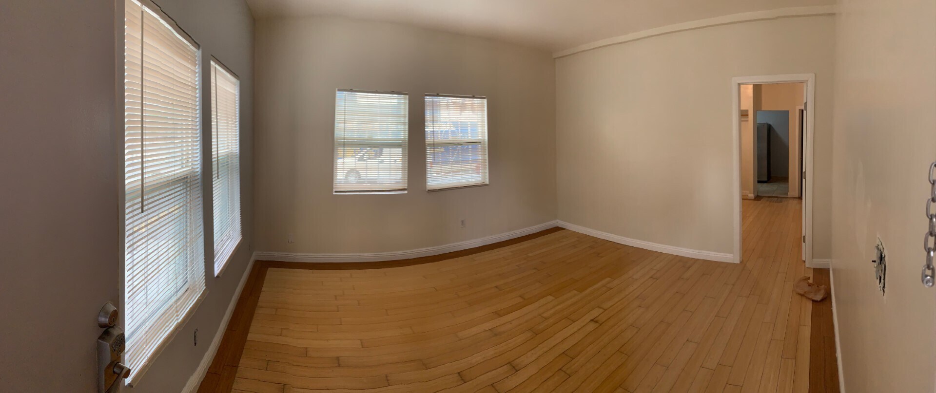 Living room (without the furniture - 1400 W Olympic Blvd