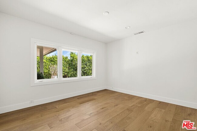 Building Photo - 9881 Beverly Grove Dr
