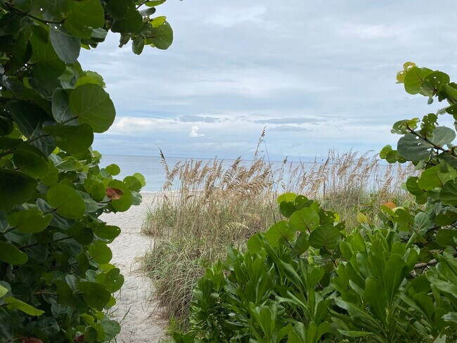 Private beach entrance - 160 Stanford Dr