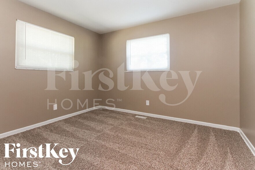 Building Photo - 2414 E Dudley Ave