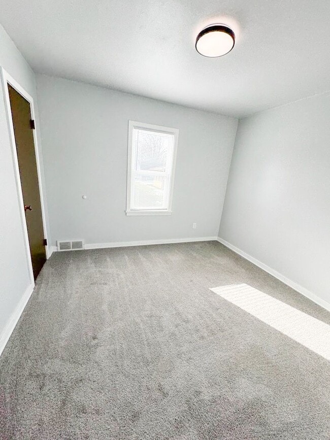 Building Photo - Beautiful 3 Bedroom 1 Bath Ranch Style Single Family Home!