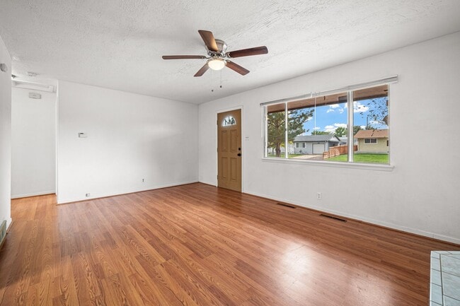 Building Photo - 4 Bed ranch home in Pueblo with Garage!