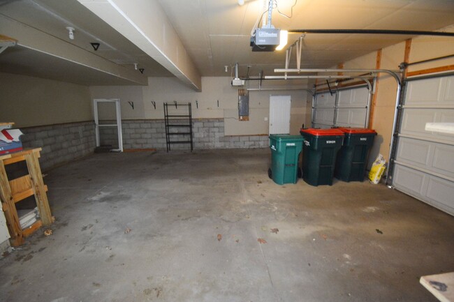 Building Photo - Spacious 4 Bedroom in Fantastic Cul-De-Sac!