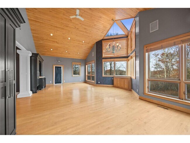 Building Photo - 1560 Bluff Creek Dr