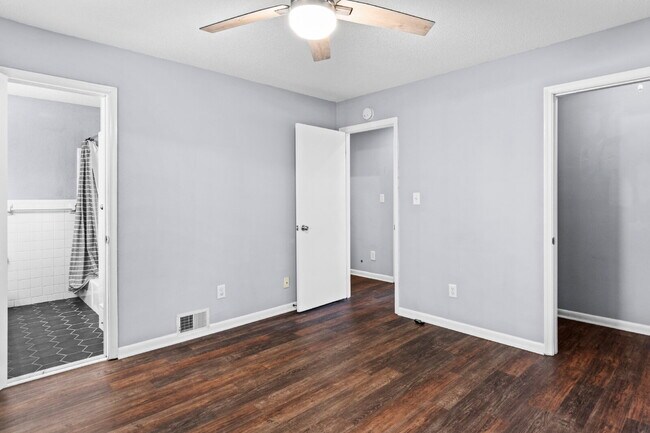 Building Photo - "Charming 2-Bed Condo in Greensboro with S...