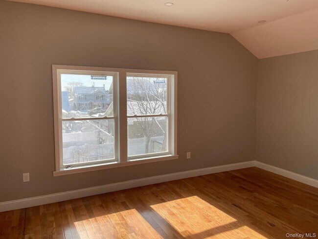 Building Photo - 46 Lincoln Pl