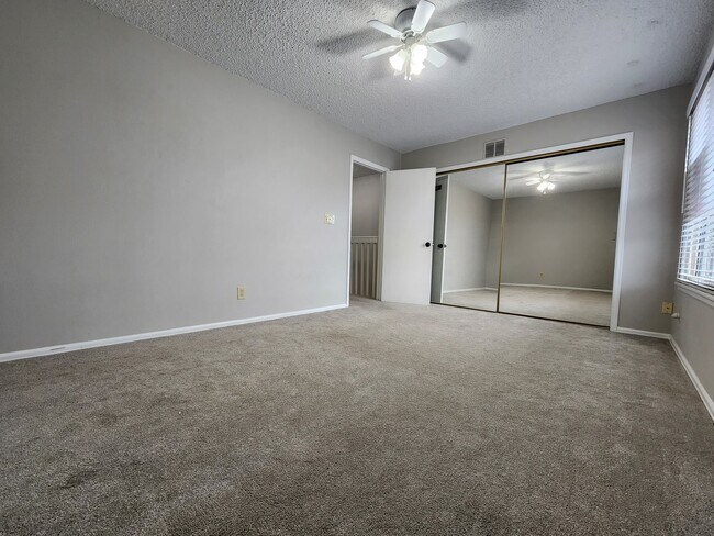 Building Photo - 2 bedroom westside - Rockrimmon