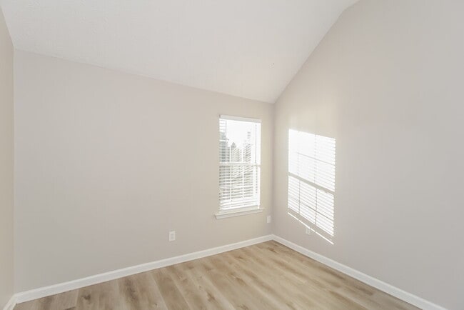 Building Photo - 550 Gardinia Dr