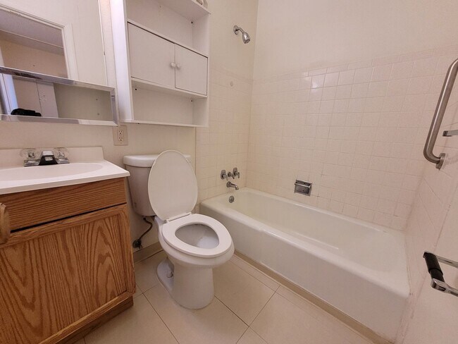 Building Photo - 805 S Circle Dr