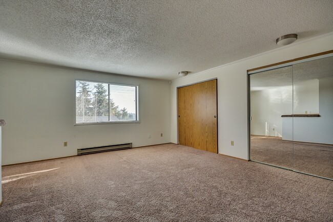 Building Photo - 3 BR / 2.5BA Townhouse Condo – Woodside Co...