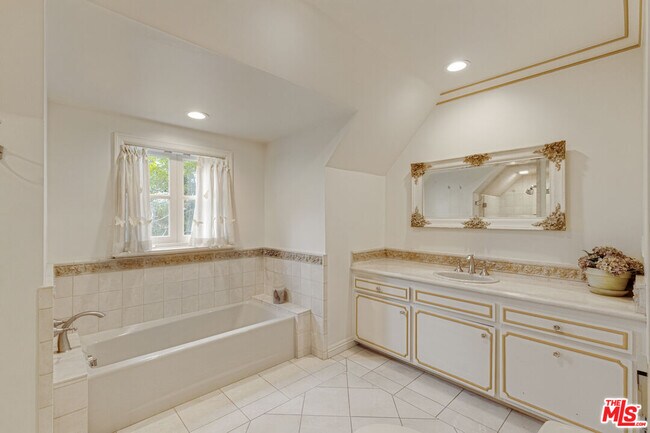 Building Photo - 821 Whittier Dr