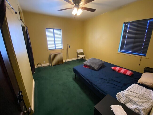 Building Photo - Charming 5 Bed 2 Bath House in Carnegie!