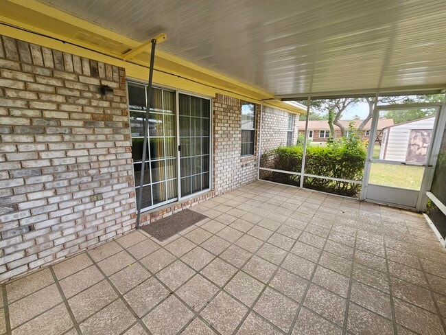 Building Photo - 7854 Pleasant Oaks Ave