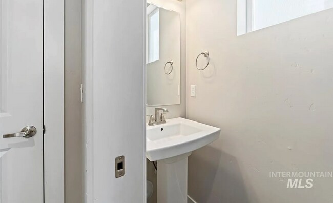 Building Photo - Stunning 4-Bedroom Home with Privacy & Low-Maintenance Living in Verado