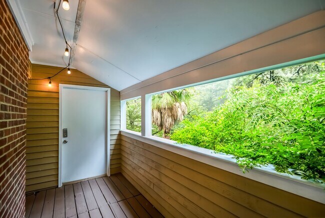 Building Photo - Recently renovated condo near Crabtree!