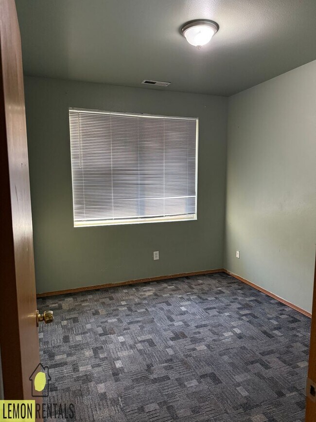 Building Photo - 1215 Ledwich Ave